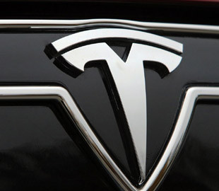 Беспилотная Tesla проехалась по центру Киева благодаря утекшему FSD