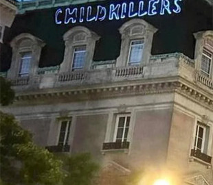 Російське посольство в США "прикрасили" промовистим написом