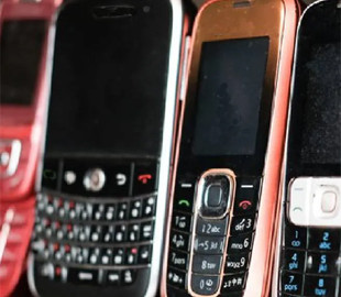 Смартфон на паузі: чому люди повертаються до кнопкових телефонів