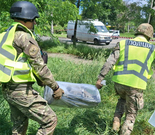 Поліцейські вилучили бойову частину російського дрона поблизу проїжджої частини в Києві