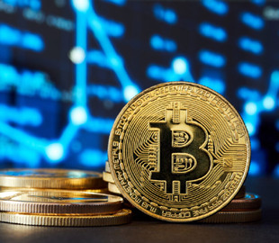Вчора ввечері вартість криптовалюти біткоїн вийшла на максимум за півтора року