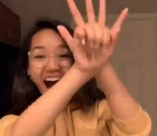 Ловкость рук на грани фантастики: девушка запустила челлендж в сети