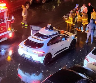 Робомобиль Waymo наехал на пешехода: компания утверждает, что он ехал на ручном управлении