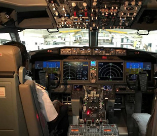 Баг в софте Boeing 737 отключает все экраны в кабине пилота