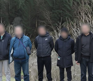 Прикордонники зупинили п’ятьох чоловіків, які намагалися втекти до Румунії за маршрутом у смартфоні