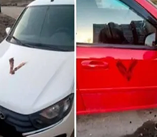 В Чебоксарах автівки росіян "прикрасили" символами V з лайна