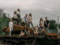 «У нас вкрали свято». Одинадцятикласники Чернігова сфотографувались для випускного альбому серед руїн