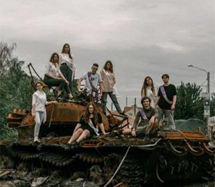 «У нас вкрали свято». Одинадцятикласники Чернігова сфотографувались для випускного альбому серед руїн