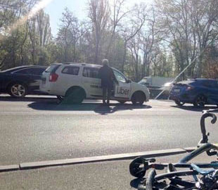 У Києві таксі Uber збило велосипедиста