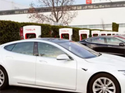 Пока заводы конкурентов простаивают, Tesla бьёт рекорды