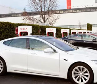 Пока заводы конкурентов простаивают, Tesla бьёт рекорды