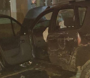 Відволікся в телефон: на Рівненщині водій збив стовп та влетів у паркан хати