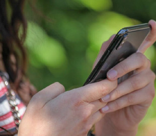 Відправила 47 тисяч SMS: у США дівчина довела свого хлопця до самогубства