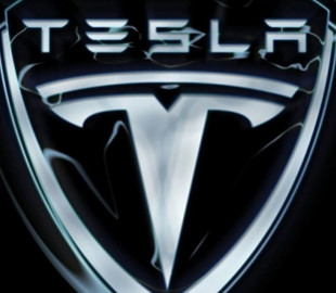 Tesla только сейчас начала использовать камеру в салоне для слежения за состоянием водителя