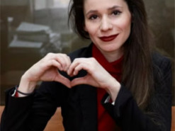 Журналістку проекту SotaVision заарештували за покладання квітів на могилі Навального