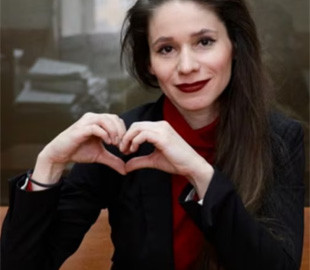 Журналістку проекту SotaVision заарештували за покладання квітів на могилі Навального