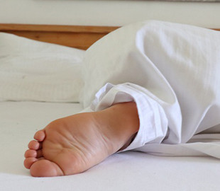 Американские эксперты назвали худшую позу для сна