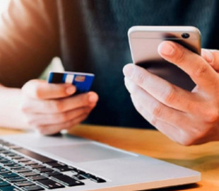 Четверо українців втратили понад 85000 гривень та 2878 доларів через інтернет-шахраїв