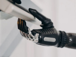 У США розробили новий біонічний протез руки: він "інтуїтивно знає", до чого торкається