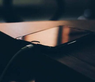 Чи безпечно залишати телефон на зарядці всю ніч