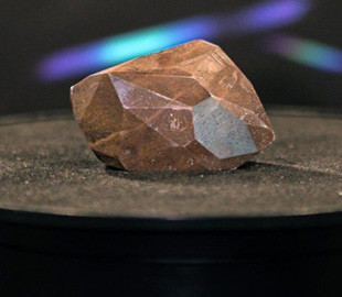 На аукціоні продали чорний діамант із космосу за криптовалюту