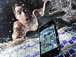 Що в жодному разі не можна робити, якщо ви "втопили" ваш смартфон: як врятувати