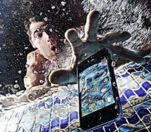 Що в жодному разі не можна робити, якщо ви "втопили" ваш смартфон: як врятувати