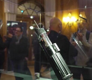 Світловий меч Дарта Вейдера, шолом Саурона та батіг Індіани Джонса виставлять на аукціон