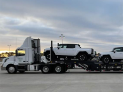 Конкурент Tesla Cybertruck: електропікапи Hummer почали розвозити дилерам