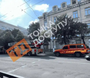 Загорівся кондиціонер: у центрі Кропивницького сталося займання в будівлі "Укрпошти"