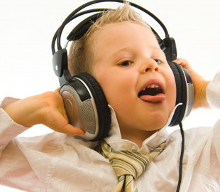 Врачи рассказали, почему наушники опасны для детей
