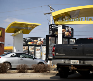 McDonald's відмовився від AI drive-thru та повертає людей на прийом замовлень