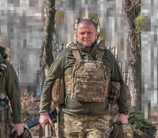Росіяни розігнали фейк про «браслет зі свастикою» Залужного
