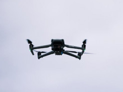 В Естонії обговорюють, як дозволити адміністрації критичних об’єктів перехоплювати дрони