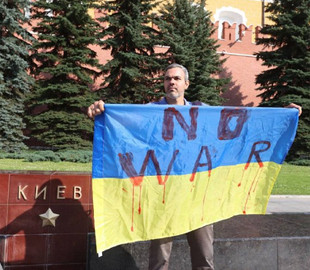 Росіянин із прапором України провів біля стін Кремля антивоєнний пікет. ФОТО