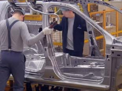 Производство автомобилей в России под угрозой из-за нехватки чипов: что происходит