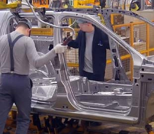 Производство автомобилей в России под угрозой из-за нехватки чипов: что происходит