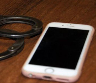 За крадіжку телефона чоловіку загрожує до 8 років ув’язнення