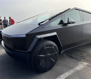 На автовиставці вперше показали електропікап Tesla Cybertruck у чорному кольорі