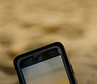 Сонце, пісок і море: що робити, аби смартфон не зламався у відпустці