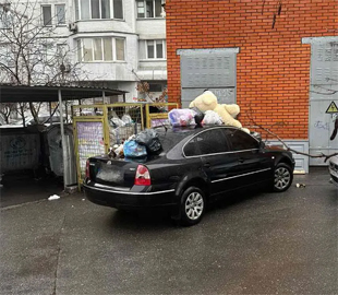 У Києві на Дарниці мешканці багатоповерхівки оголосили війну "герою паркування"