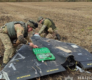 В поліції показали знищення ударного безпілотника росіян «Герань-2» на Сумщині, що впав і не вибухнув