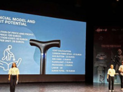 Юні закарпатці створили "розумну" тростину з SOS-кнопкою та GPS — винахід може рятувати життя