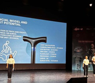 Юні закарпатці створили "розумну" тростину з SOS-кнопкою та GPS — винахід може рятувати життя