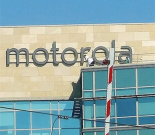 Слідом за Apple. Motorola анонсувала свій компактний складаний смартфон