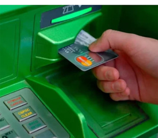 Спільно з сестрою викрадала кошти з банківських карток: у суді відповідатиме 23-річна хмельничанка