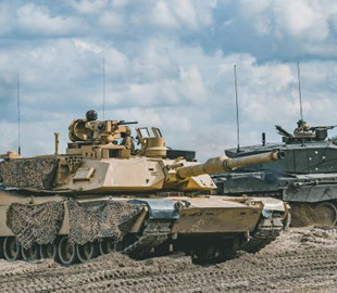 Польща зміцнить східний кордон танками Abrams та гелікоптерами Apache, - глава Міноборони