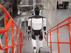 Робот Optimus навчився сам підключатися до зарядки і підніматися сходами