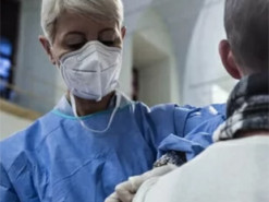 Курьез: итальянец пытался привиться от COVID-19 в искусственную руку