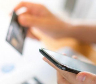 Зловживання довірою: на Хмельниччині жінки викрали з картки знайомого 101 тисячу гривень